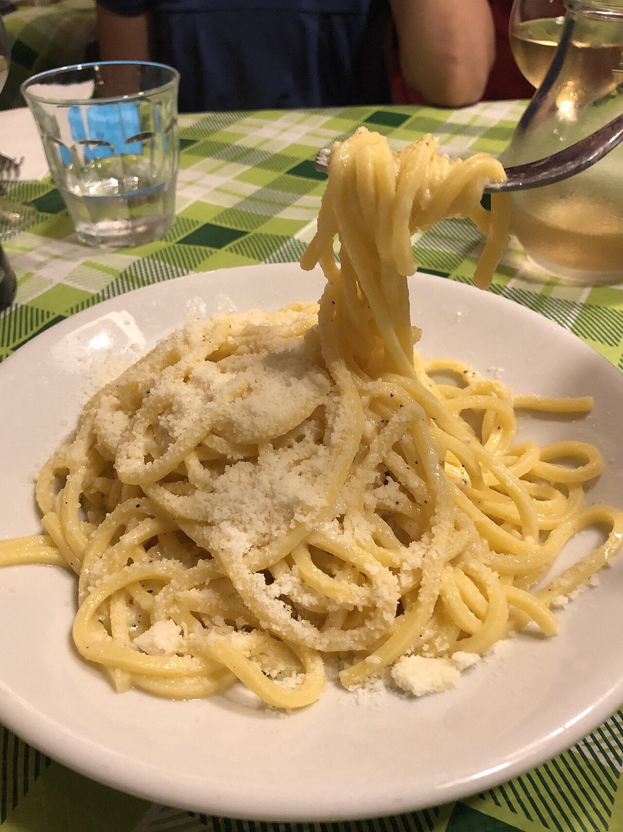 Cacio e pepe servido em uma trattoria de Roma
