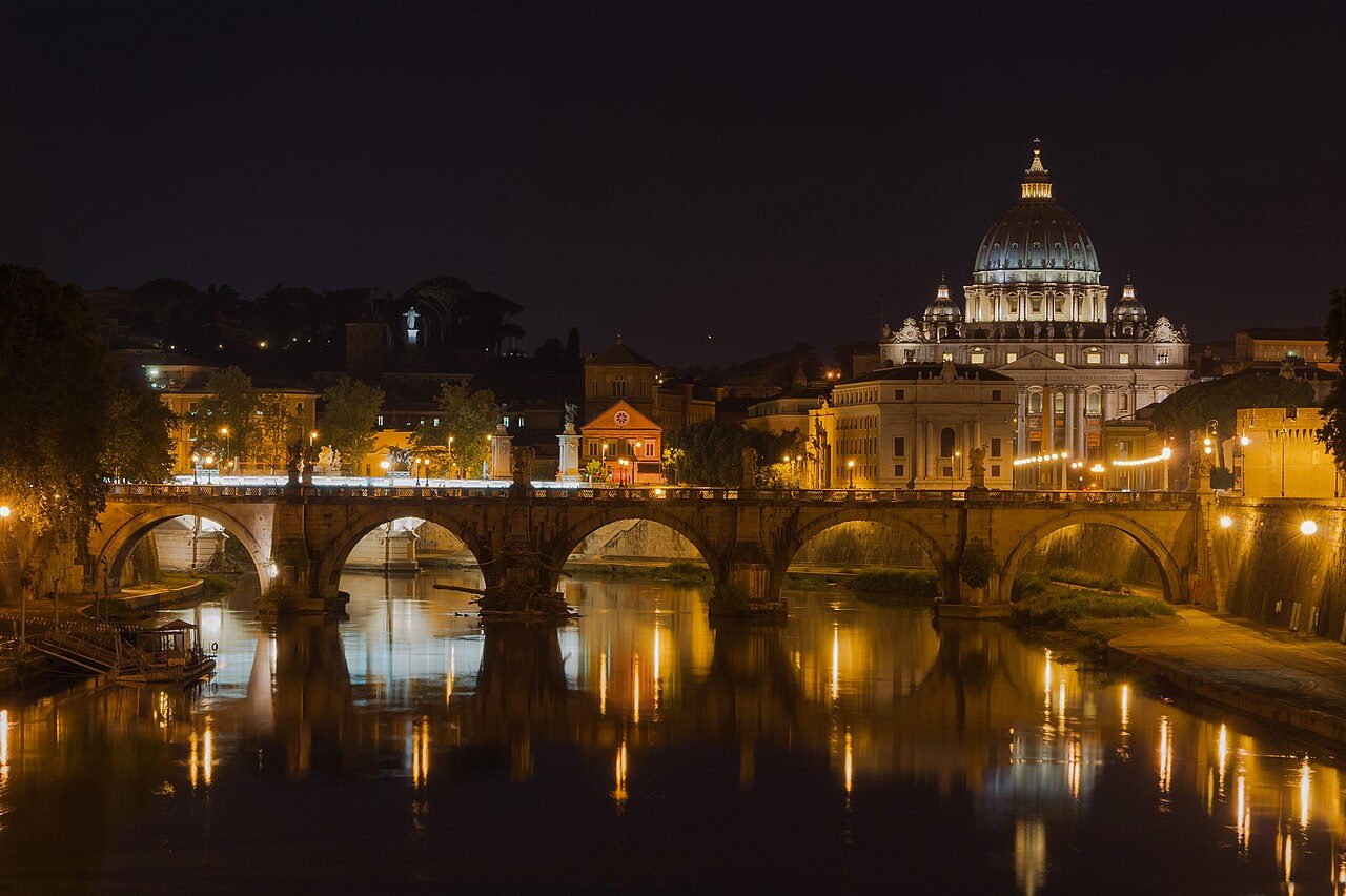 Ponte Sant'Angelo e Basílica de São Pedro à noite