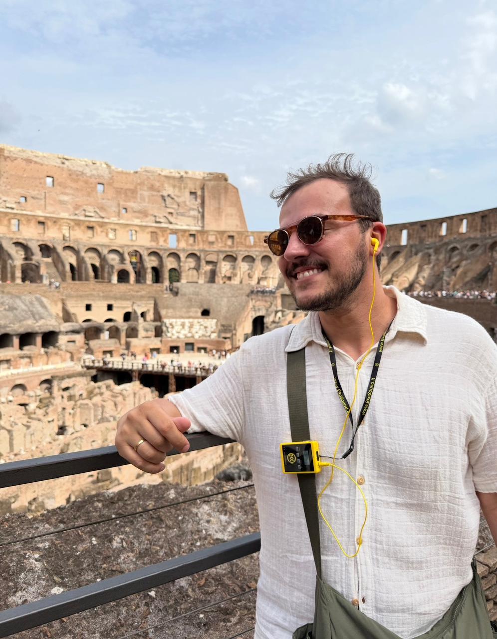 Gabriel Zanette em frente ao Coliseu, em Roma